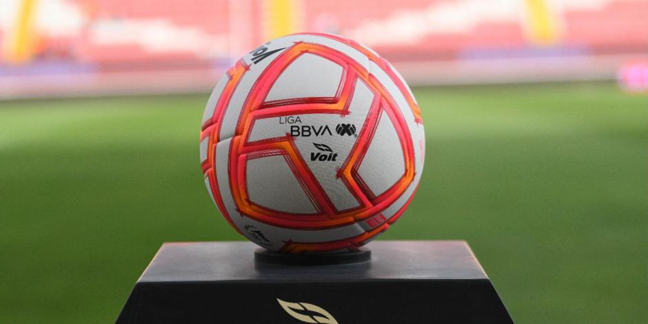 El balón de la Liga MX en el Estadio Victoria, casa del Necaxa.