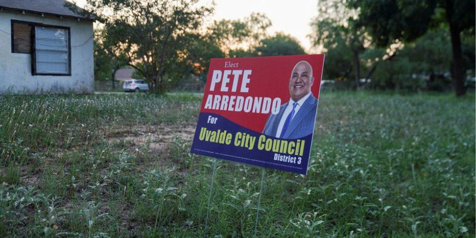 Anuncio político de Pete Arredondo, el jefe de policía del distrito escolar de Uvalde, Texas.