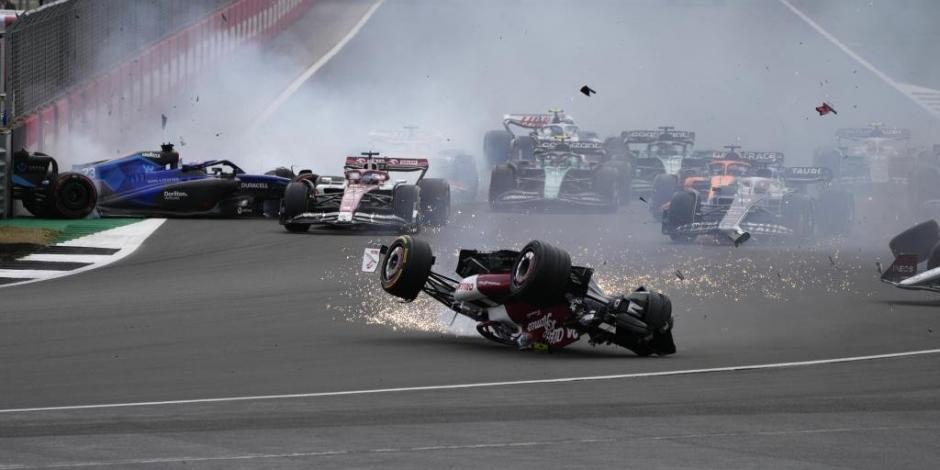 Guanyu Zhou, volante de Alfa Romeo, terminó boca abajo en el accidente del GP de Gran Bretaña de F1.