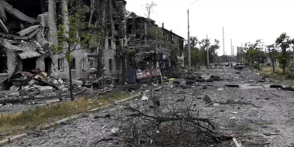 La administración militar regional compartió la fotografía de cómo se ven edificios de Luhansk luego del ataque ruso.  
