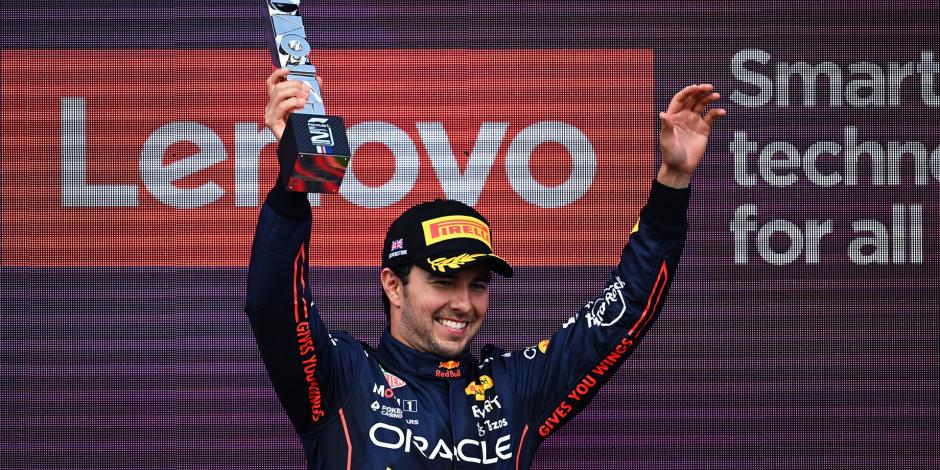 Checo Pérez celebra en el podio el segundo lugar obtenido en el GP de Gran Bretaña de F1.