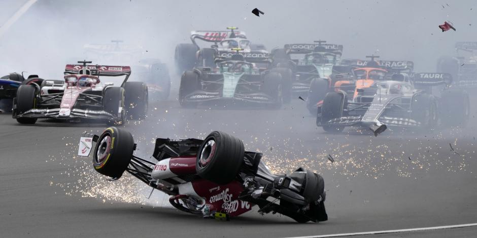 Momento del accidente de  Guanyu Zhou de Alfa Romeo en el GP de Gran Bretaña de F1.
