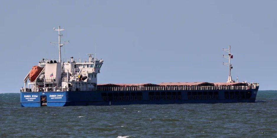 El carguero de bandera rusa Zhibek Zholy frente a la costa del puerto de Karasu, en el Mar Negro, Turquía.