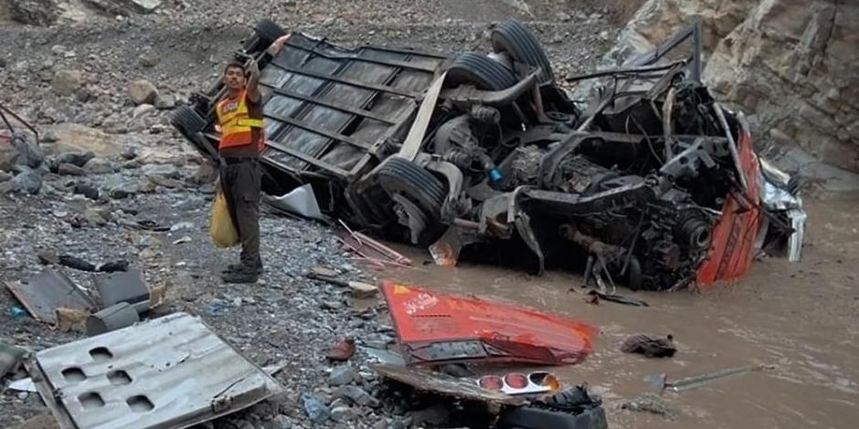 Accidente de autobús de pasajeros en Pakistán deja 19 personas muertas.