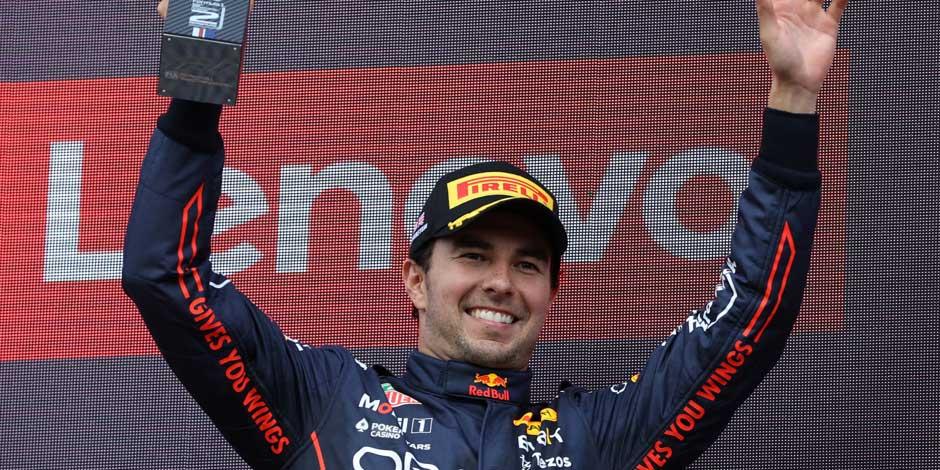 Checo Pérez celebra un podio obtenido con Red Bull en la F1.