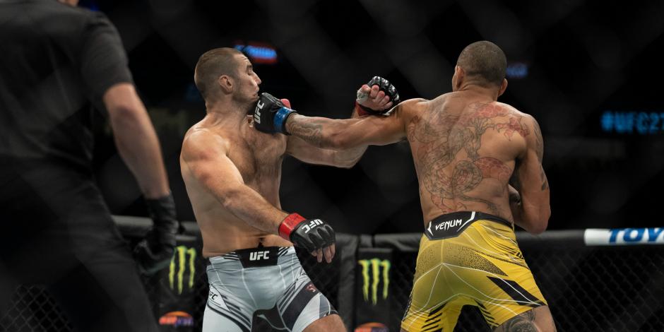 El peleador brasileño Alex Pereira derrotó al estadounidense Sean Strickland en UFC 276