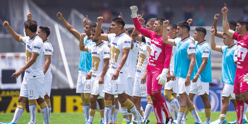 Jugadores de la UNAM  se despiden de su afición, ayer.