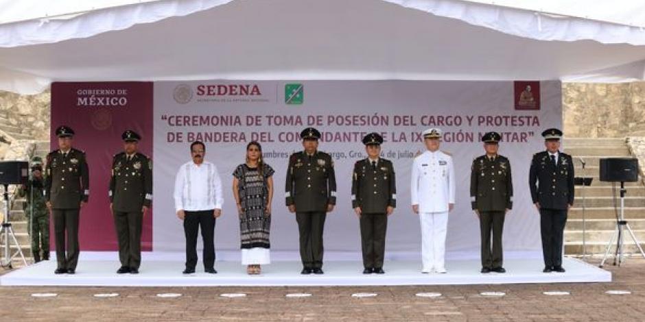 La gobernadora Evelyn Salgado y el subsecretario Agustín Radilla en la toma de posesión de Ricardo Flores, al frente de la IX Región Militar.