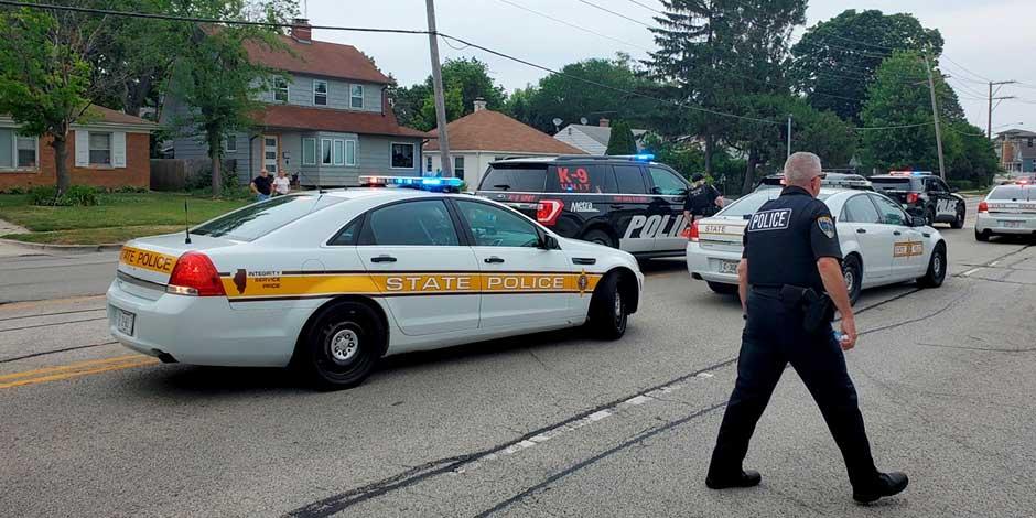La policía se desplegó después de que estalló un tiroteo masivo en una ruta del desfile del 4 de julio en el suburbio de Chicago de Highland Park, Illinois, EU