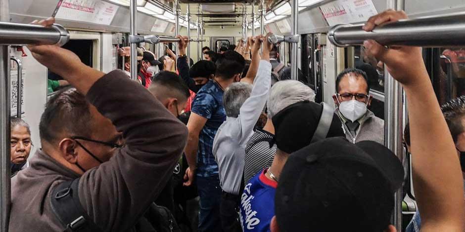Usuarios viajan en el Metro, la mayoría se protege del COVID-19 con cubrebocas
