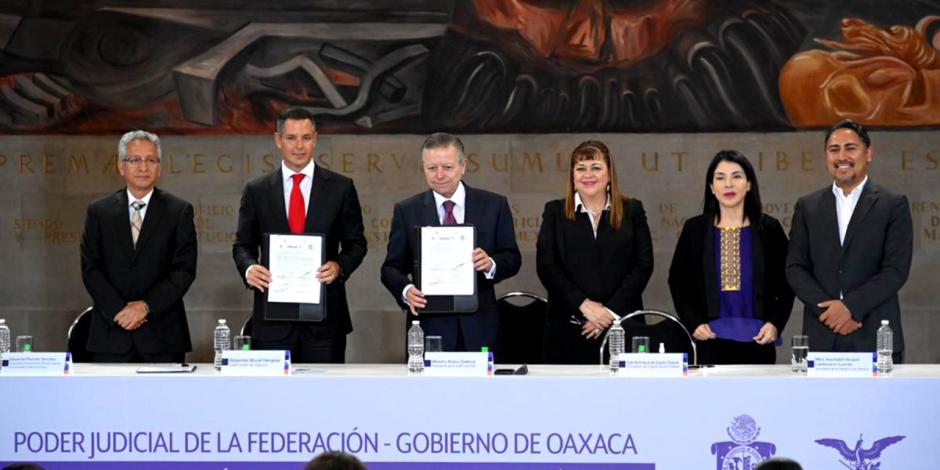 Gobernador Alejandro Murat (centro izq.) y ministro Arturo Zaldívar (centro) firman convenio en beneficio de personas indígenas.