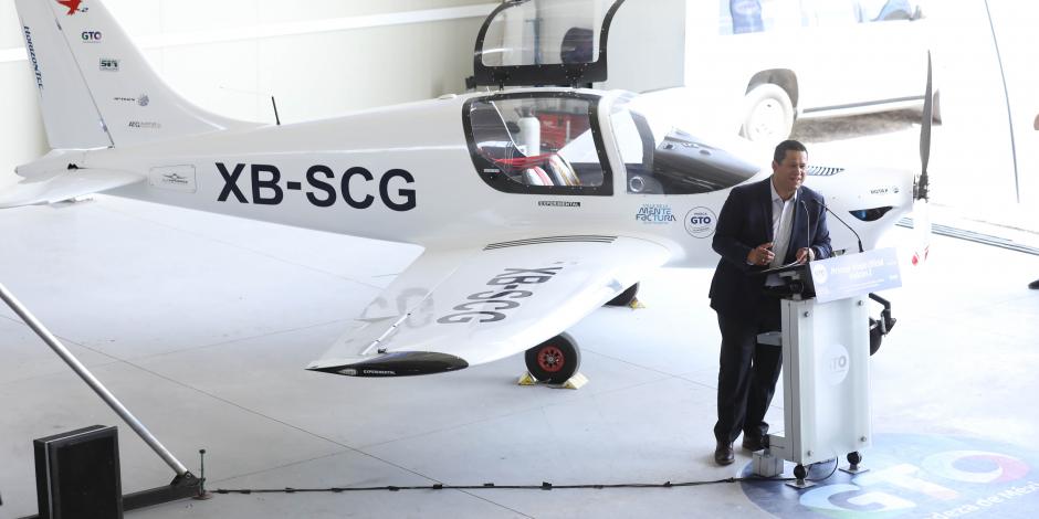 El gobernador de Guanajuato, Diego Sinhue Rodríguez Vallejo, ayer, durante la presentación de la aeronave.
