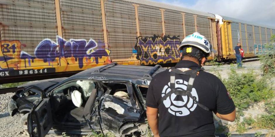 Conductora intenta ganarle a tren y es embestida en Nuevo León