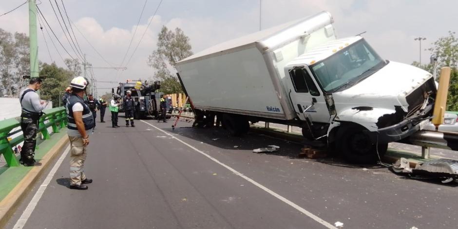 Camión de carga se impacta en muro de contención en Taxqueña