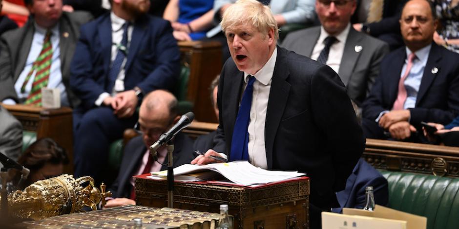 El primer ministro británico encara a detractores en una sesión en la Cámara de los Comunes, ayer.