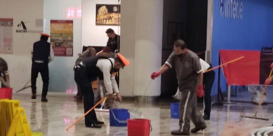 Personal de limpieza en el Aeropuerto Internacional de la Ciudad de México.