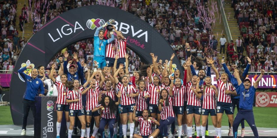 Futbolistas del Rebaño celebran el título ganado el torneo pasado.