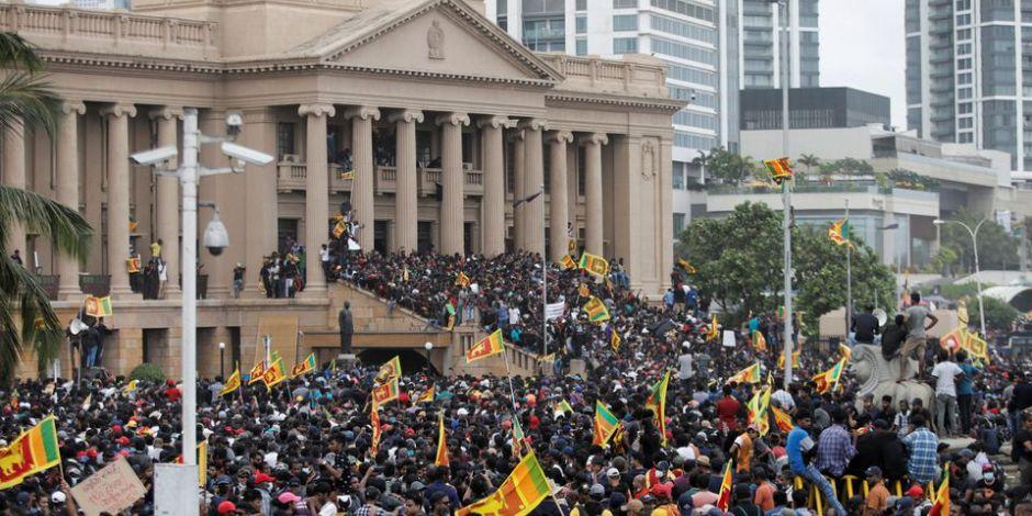 Manifestantes en la residencia oficial del presidente en Colombo, Sri Lanka.