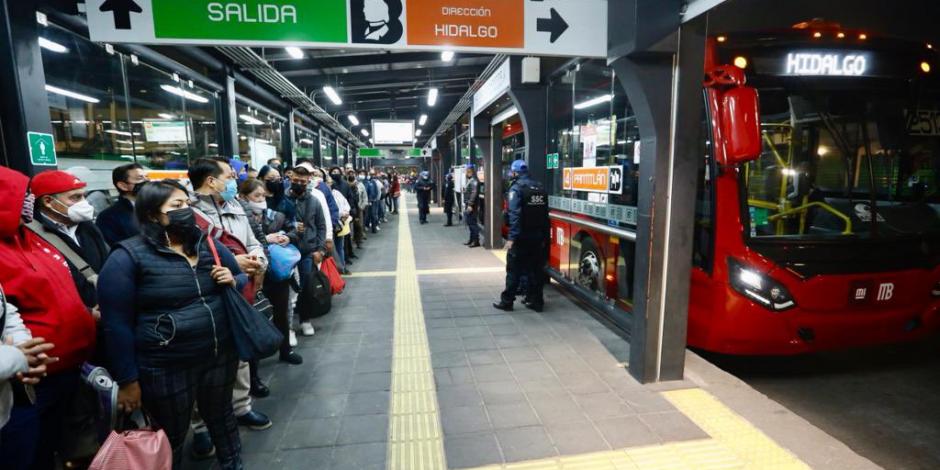 Por el cierre de estaciones en la Línea 1 del Metro, unidades el Metrobús brindan apoyo.