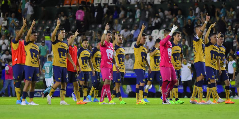 Jugadores de Pumas saludan a su afición tras un partido de Liga MX.