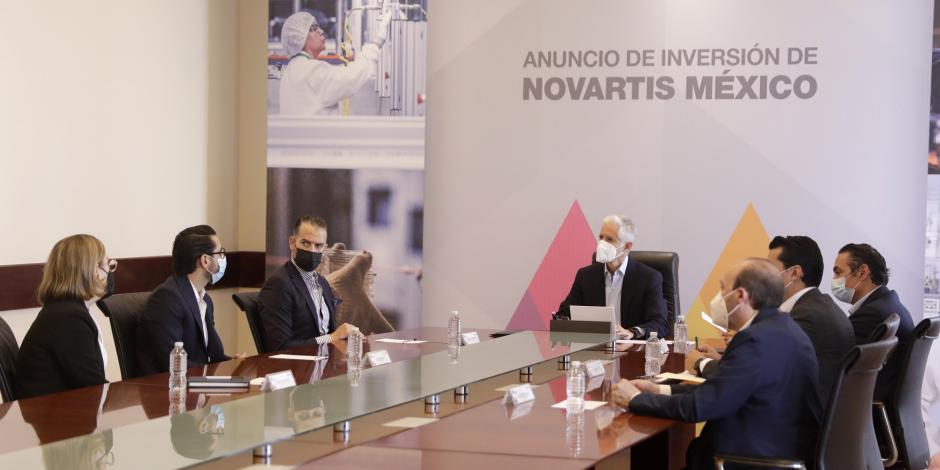 Alfredo Del Mazo, en reunión con directivos de Novartis, en Toluca, ayer.