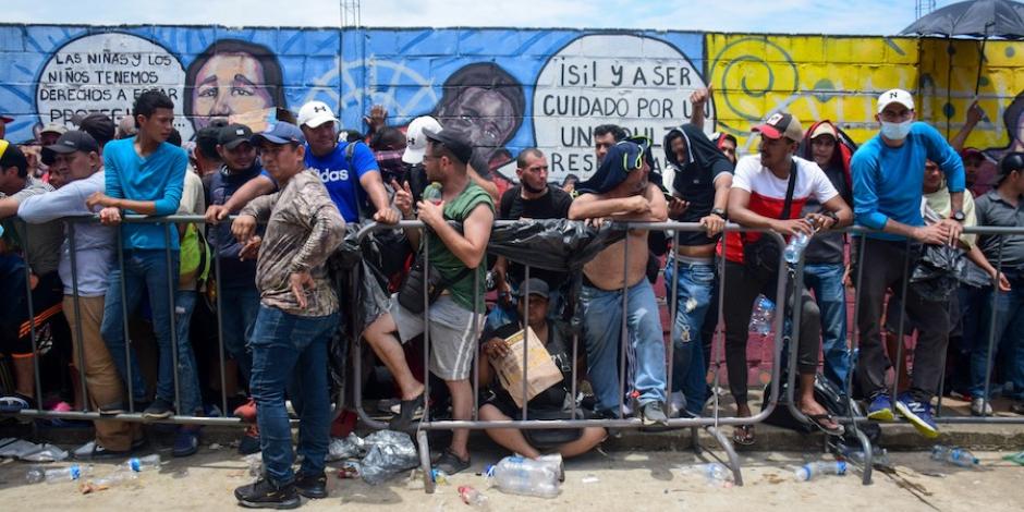 Indocumentados protestaron ante la Oficina de Regularización del INM, por la presunta lentitud en sus trámites, en Tapachula, Chiapas, ayer.