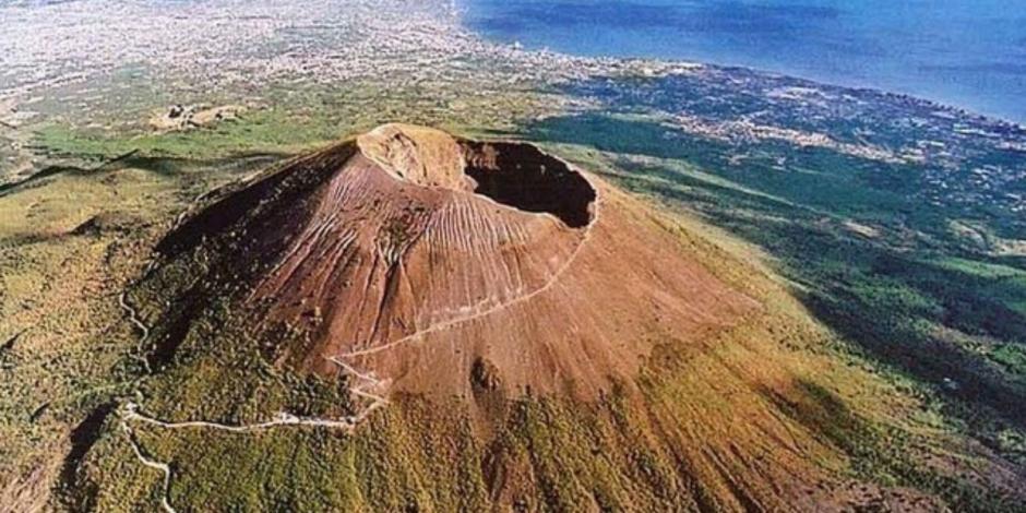 Por conseguir la "mejor" selfie, turista cae dentro del cráter de un volcán.