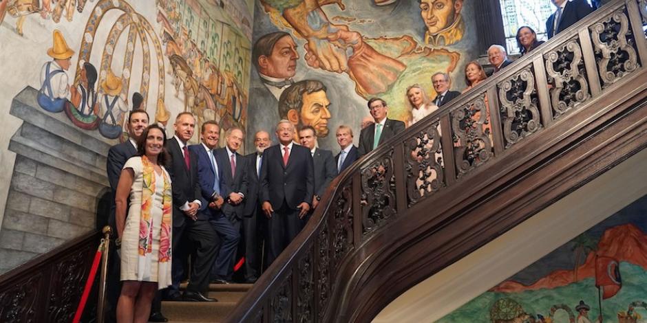 El Presidente López Obrador (centro), con empresarios de México y EU, y funcionarios de su gabinete, ayer, en Washington.