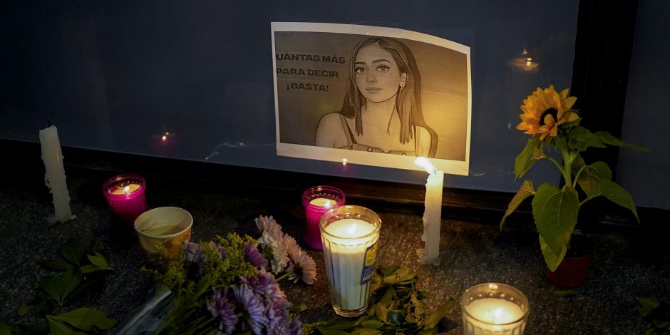 Velas y flores rodean una imagen de Debanhi Escobar durante una manifestación