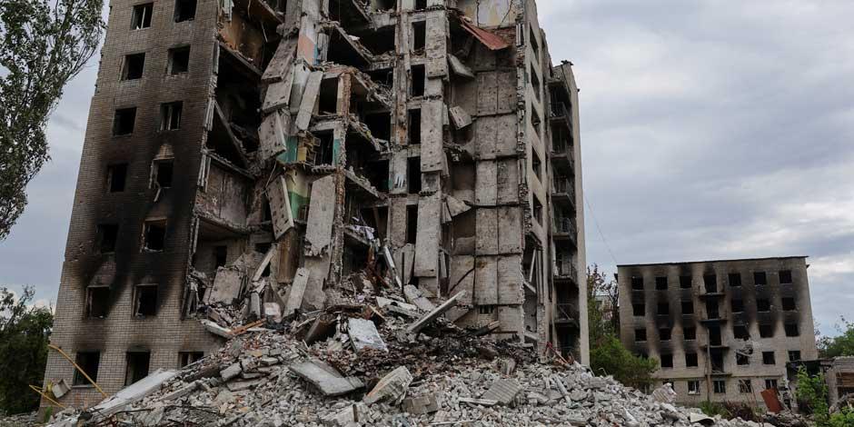 Una foto muestra los edificios de apartamentos dañados durante el conflicto entre Ucrania y Rusia