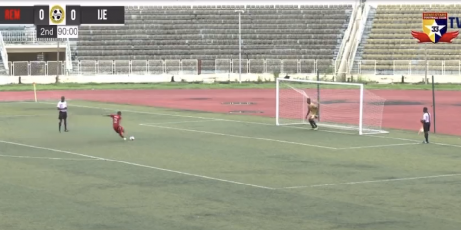 Momento en el que un jugador del Remo Stars FC ejecuta su penalti en la final de la Copa de Nigeria.