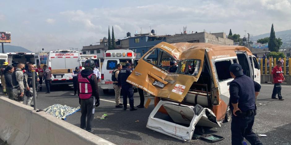 Choque y volcadura en la autopista México-Puebla deja una persona muerta y al menos 16 lesionadas.