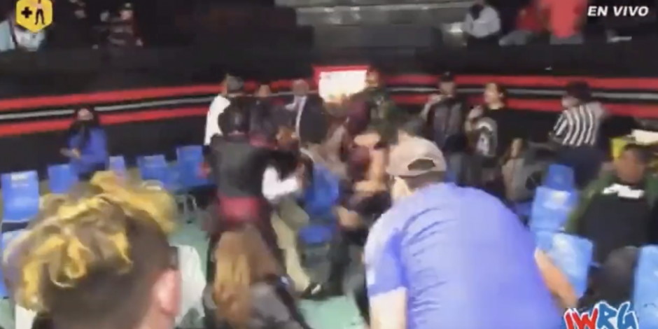 Un asistente a la Arena Naucalpan se le fue a los golpes al luchador Dick Angelo 3G durante una función en la Arena Naucalpan.