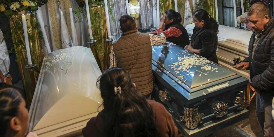 Realizan funerales en México por migrantes muertos en Texas