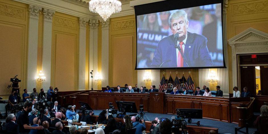 Donald Trump aparece en pantalla durante una audiencia del comité del asalto al Capitolio de Estados Unidos.