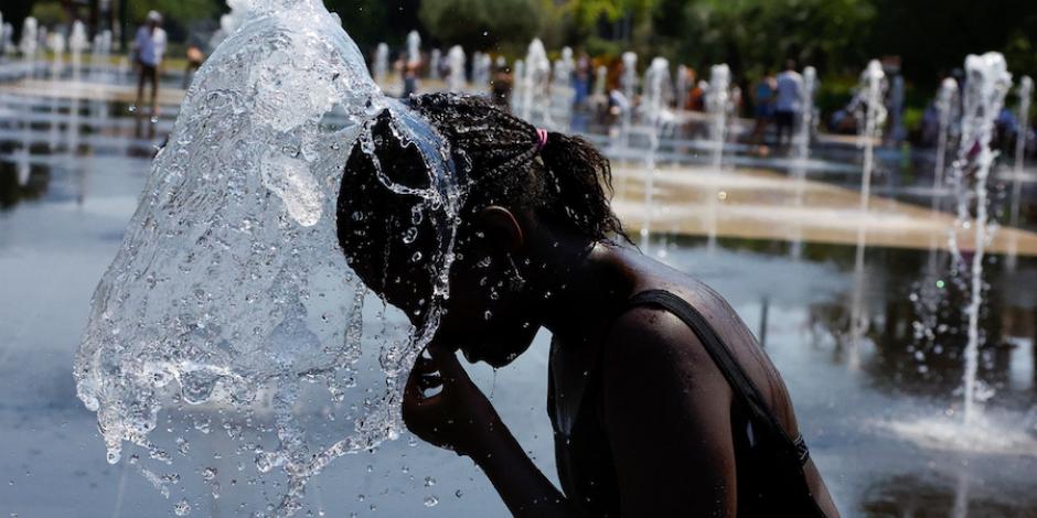 Ciudadanos franceses se refrescan en una fuente en Niza, Francia, mientras las temperaturas alcanzaron los 42.9 en esa región.