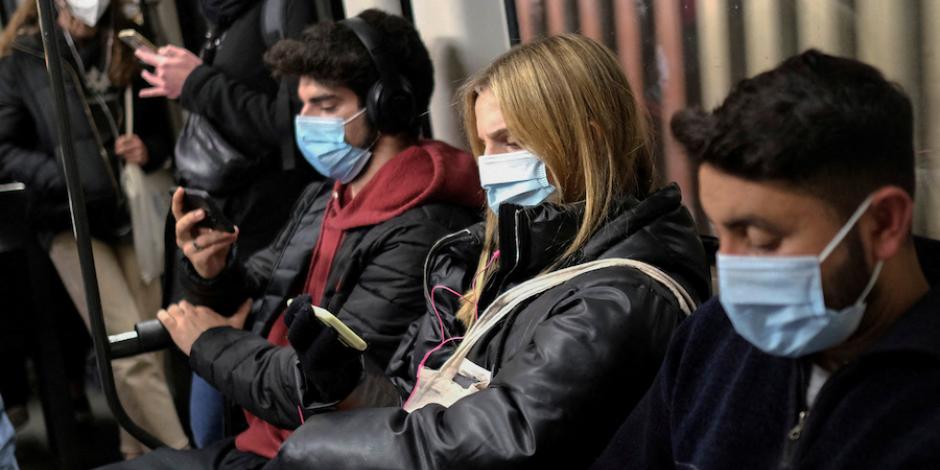 Habitantes de Barcelona, España, viajan bajo las medidas de prevención reinstauradas por el gobierno, ante el nuevo repunte de la enfermedad.