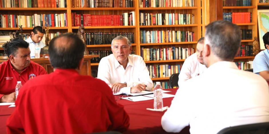 El secretario de Gobernación, Adán Augusto López., durante la reunión que sostuvo en privado con mineros y el gobernador de Sonora, Algonso Durazo.