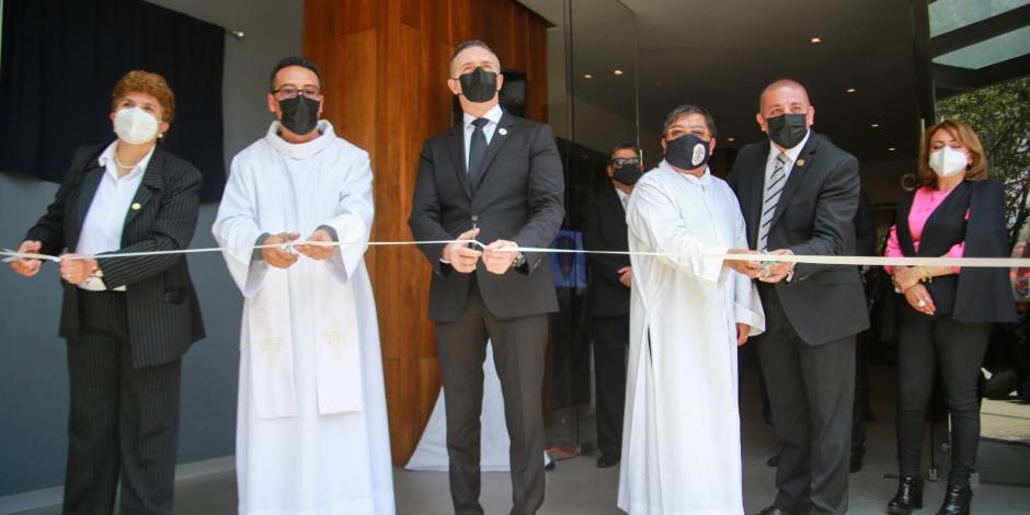 El titular de Cuajimalpa (al centro) al cortar el listón inaugural, ayer.