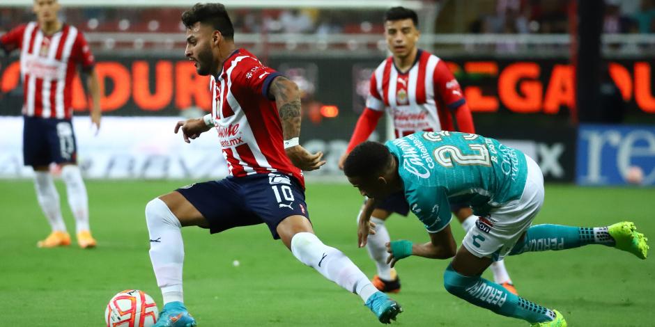 Alexis Vega conduce el balón durante el juego más reciente entre Chivas y León.