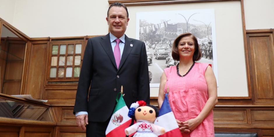 Mauricio Kuri González, gobernador de Querétaro y Blanca Jiménez, embajadora de México en Francia