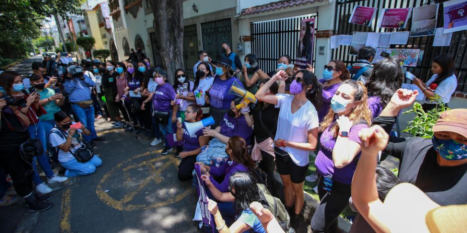 Colectivos feministas se manifestaron ayer a las afueras de la representación de Jalisco en la capital, donde exigieron justicia para Luz Raquel.