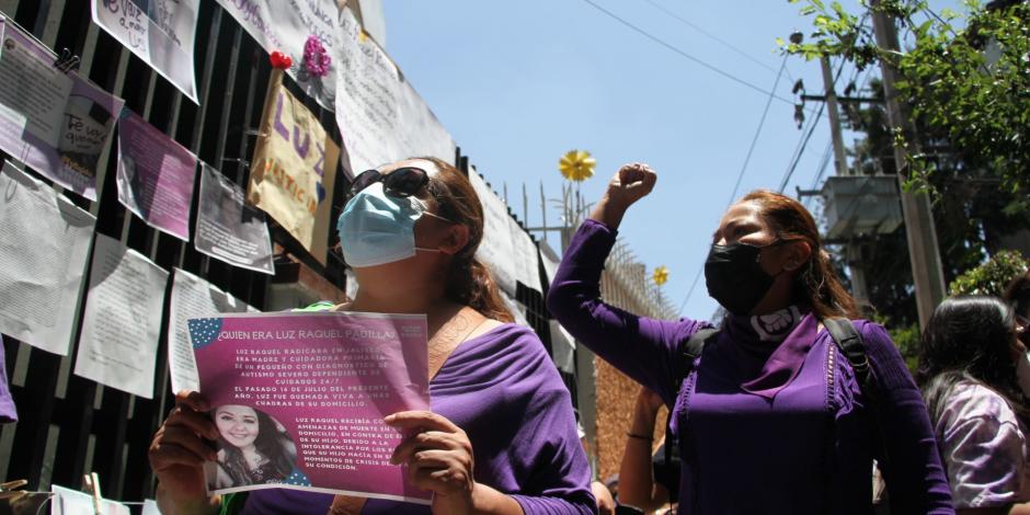 Mujeres y madres de la las colectivas exigieron justicia por Luz Raquel, quien era madre y cuidadora de su hijo pequeño diagnosticado con autismo, en la Representación del estado de Jalisco.