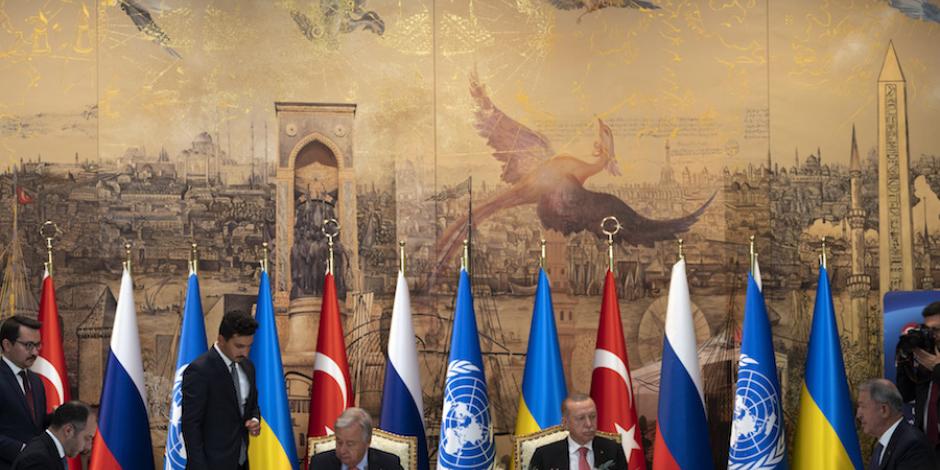 António Guterres y el presidente turco al centro, y los representantes ruso y ucraniano, a las orillas, ayer, en Turquía.