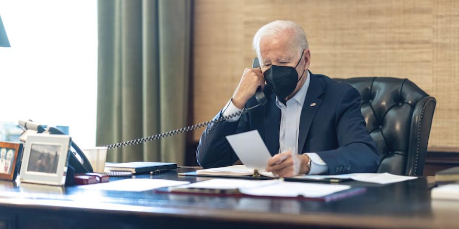 El presidente Biden trabajó aislado ayer, según difundió la Casa Blanca.