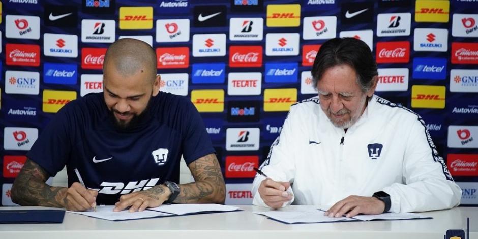 El futbolista Dani Alves y Leopoldo Silva, presidente de Pumas, durante la firma de contrato del brasileño, nuevo refuerzo de los felinos para el Torneo Apertura 2022 de la Liga MX.