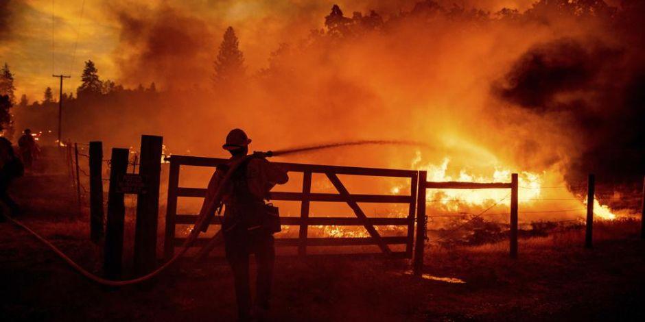 Bombero extingue las llamas del incendio "Oak" en el condado de Mariposa, California.
