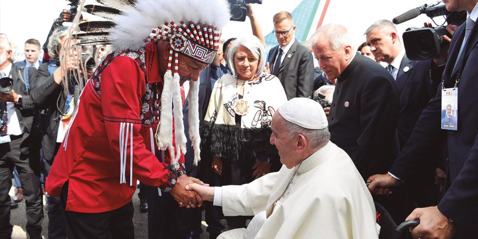 El Papa Francisco es recibido por representantes de diversos pueblos  originarios después de llegar al Aeropuerto Internacional de Edmonton, Canadá.
