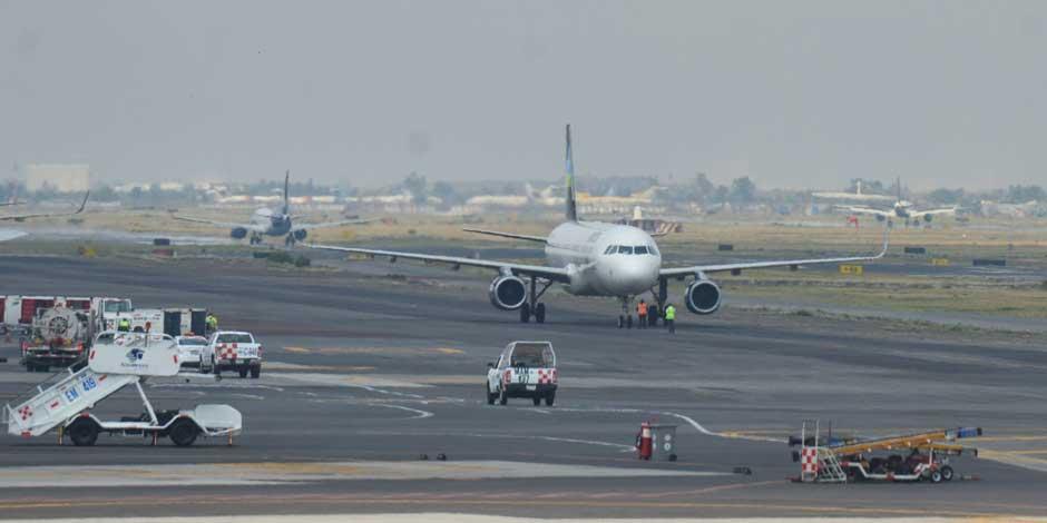Acuerdan recorte de 61 a 52 las operaciones en el Aeropuerto Internacional de la Ciudad de México.