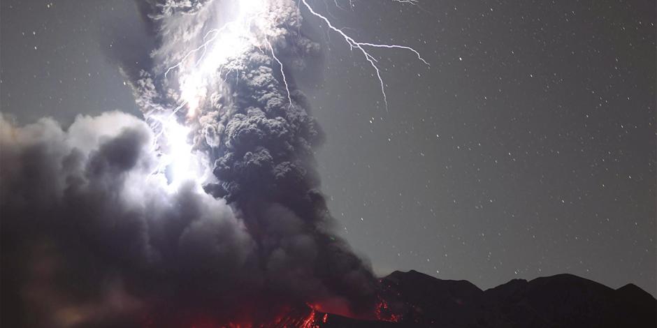 Un relámpago volcánico sobre el monte Sakurajima se muestra desde la ciudad de Tarumizu, Japón,